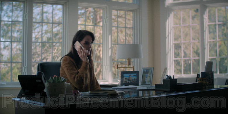 Apple iPhone Smartphone of Michelle Dockery as Laurie Barber in Defending Jacob S01E02 (1)