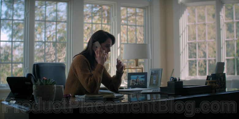 Apple iPhone Smartphone of Michelle Dockery as Laurie Barber in Defending Jacob S01E02 (2)