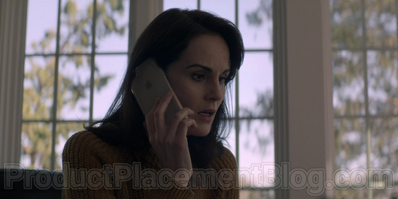 Apple iPhone Smartphone of Michelle Dockery as Laurie Barber in Defending Jacob S01E02 (3)
