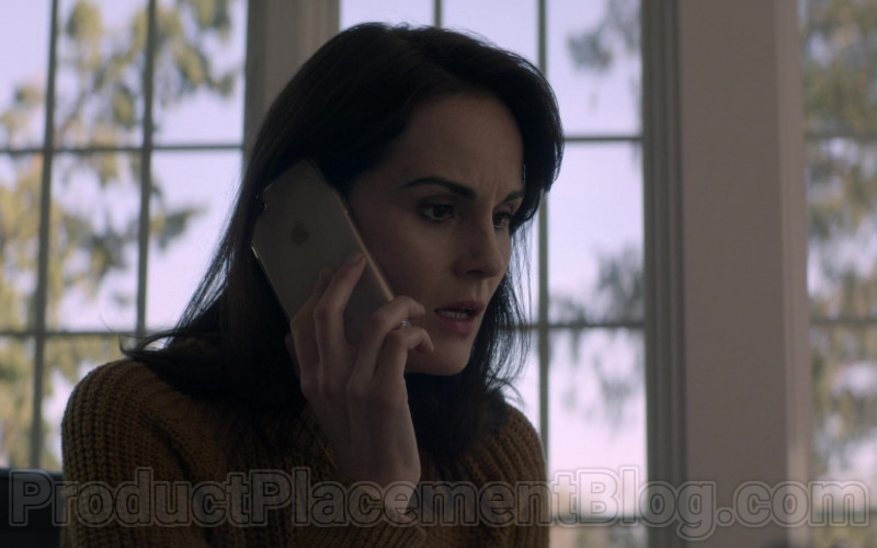 Apple iPhone Smartphone of Michelle Dockery as Laurie Barber in Defending Jacob S01E02 (3)