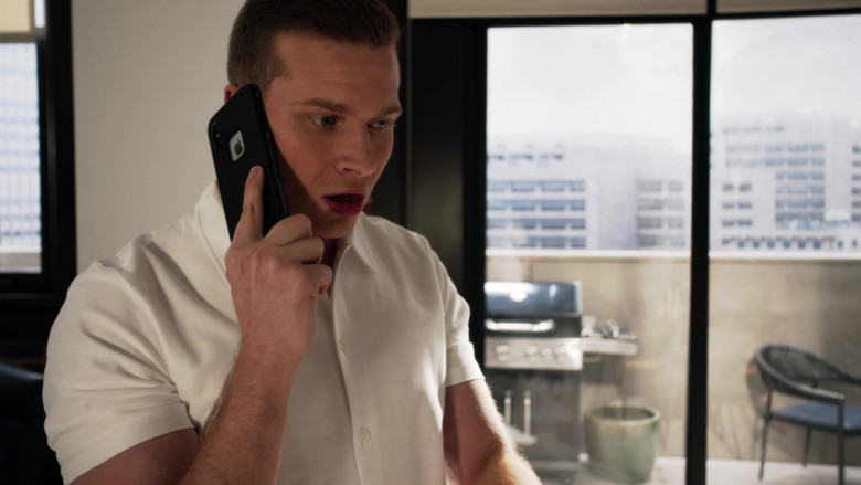Apple iPhone Smartphone of Oliver Stark as Evan ‘Buck' Buckley in 9-1-1 S03E14 (2)