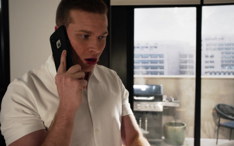 Apple iPhone Smartphone of Oliver Stark as Evan ‘Buck' Buckley in 9-1-1 S03E14 (2)