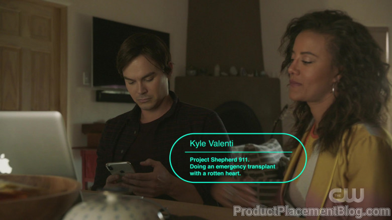 Apple iPhone Smartphone of Tyler Blackburn as Alex Manes in Roswell, New Mexico S02E05