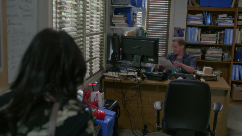 Asus Monitor in Modern Family S11E17 (1)