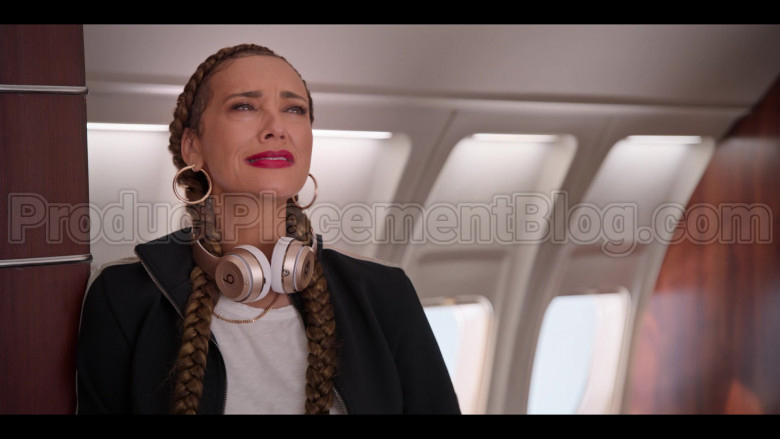Beats Headphones Used by Rashida Jones as Joya Barris in #blackAF S01E07 (1)