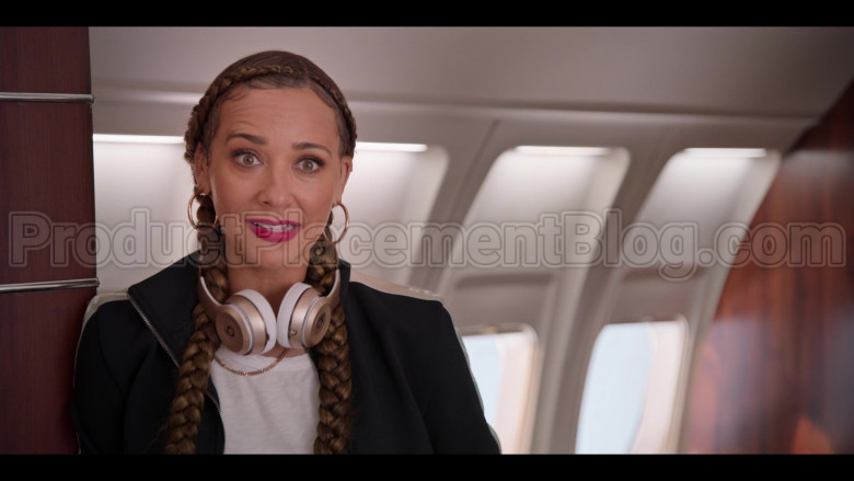 Beats Headphones Used by Rashida Jones as Joya Barris in #blackAF S01E07 (2)