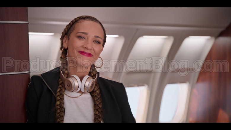 Beats Headphones Used by Rashida Jones as Joya Barris in #blackAF S01E07 (4)