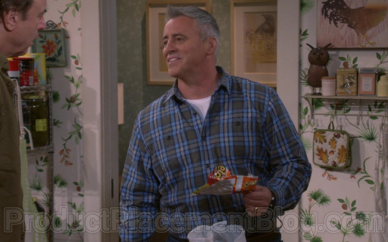 Cheetos Snack Held by Matt LeBlanc in Man with a Plan S04E05 (1)