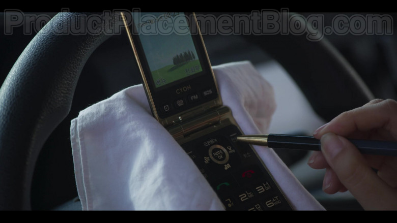 Cyon Phone by LG in Extracurricular S01E07 (2)