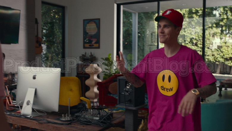 Drew Pink T-Shirt of Justin Bieber in Dave S01E08 PIBE (1)