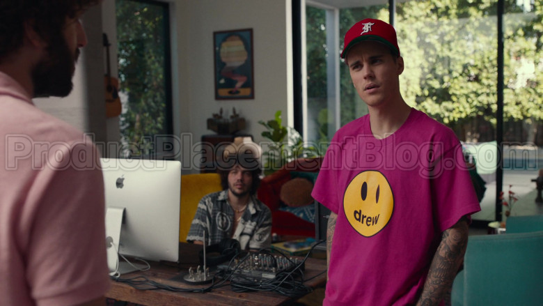 Drew Pink T-Shirt of Justin Bieber in Dave S01E08 PIBE (2)