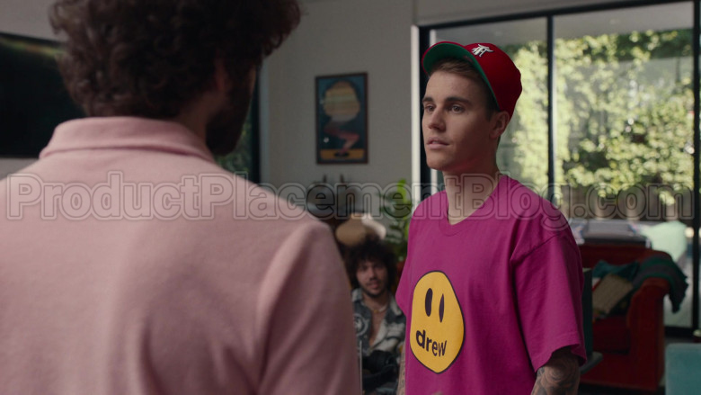 Drew Pink T-Shirt of Justin Bieber in Dave S01E08 PIBE (3)