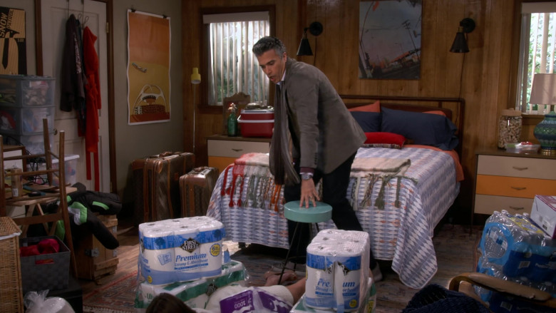 First Street Paper Towels in Broke S01E01 (2)