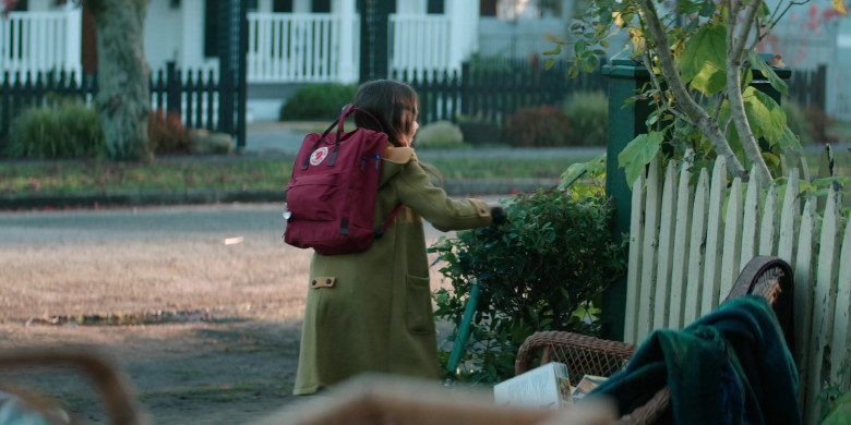 Fjallraven Kanken Red Backpack Used by Brooklynn Prince as Hilde Lisko in Home Before Dark S01E01 (4)