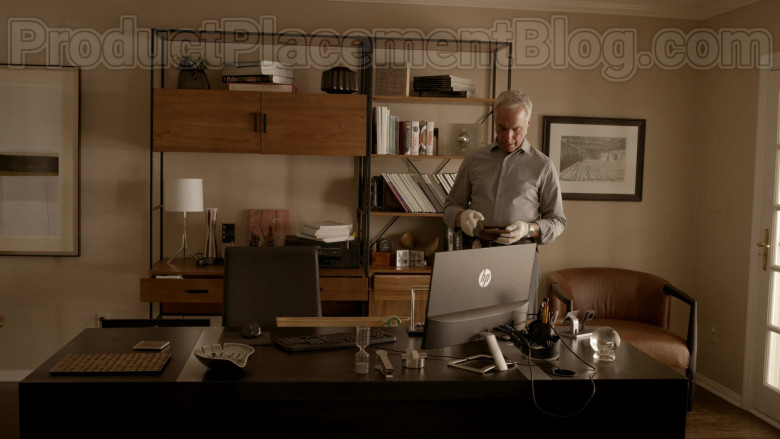 HP Monitor in Bosch S06E06 (1)