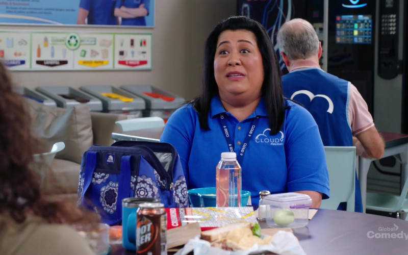 Igloo Bag in Superstore S05E21 California Part 1 (2020)