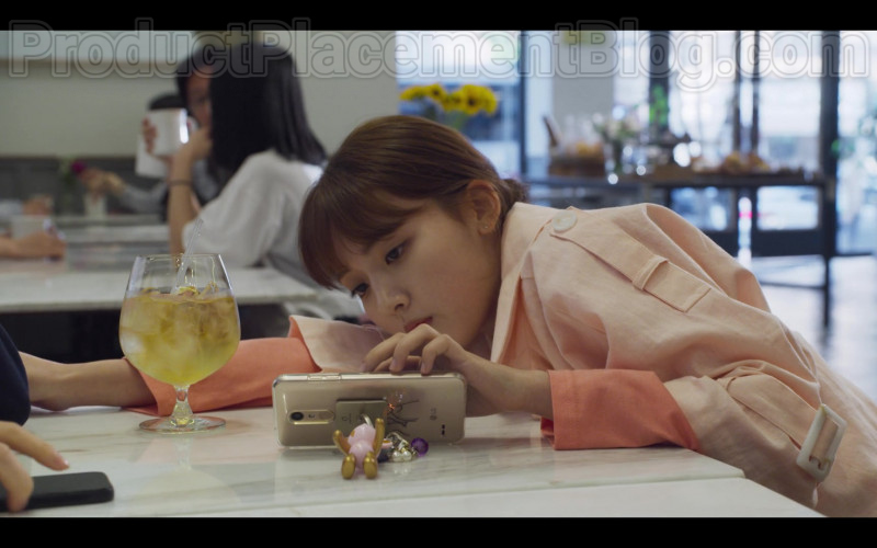 LG Smartphone in Extracurricular S01E04 (2020)