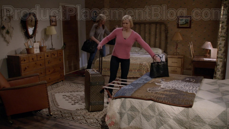 Louis Vuitton Luggage in Mom S07E20 (1)