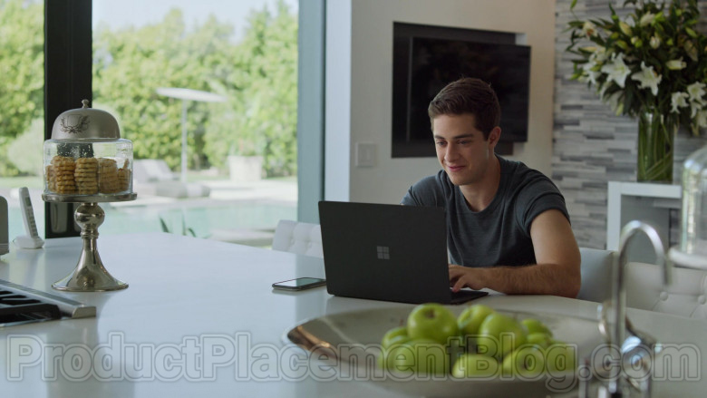 Microsoft Surface Black Laptop of Jaren Lewison as Ben Gross in Never Have I Ever S01E06 (1)