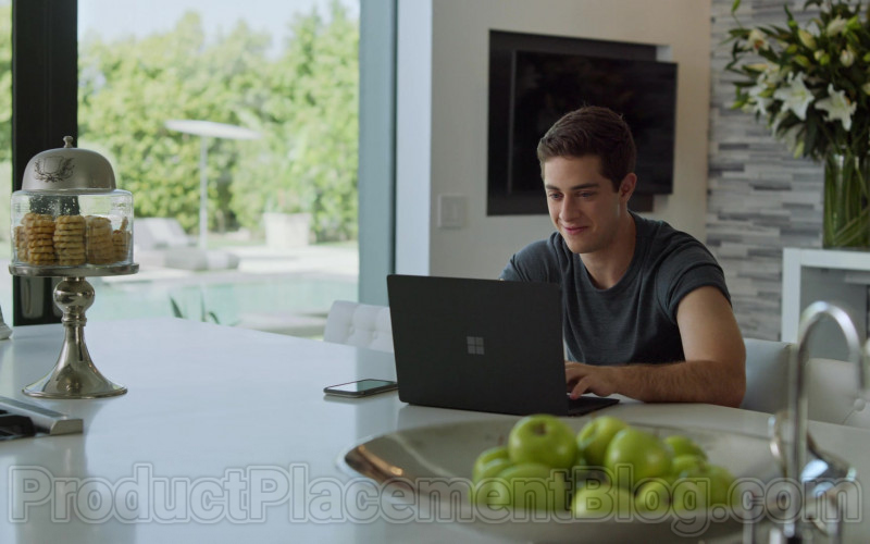 Microsoft Surface Black Laptop of Jaren Lewison as Ben Gross in Never Have I Ever S01E06 (1)