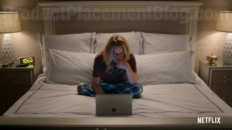 Microsoft Surface Tablet of Christina Applegate as Jen Harding in Dead to Me Season 2 (2020)