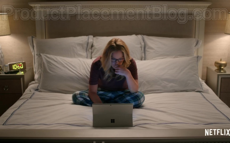 Microsoft Surface Tablet of Christina Applegate as Jen Harding in Dead to Me Season 2 (2020)