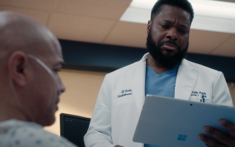 Microsoft Surface Tablet of Malcolm-Jamal Warner as AJ ‘The Raptor' Austin in The Resident S03E20