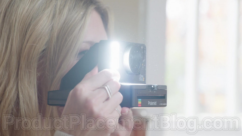 Polaroid OneStep 2 Camera in DC's Legends Of Tomorrow S05E09 Zari, Not Zari 2020 (1)