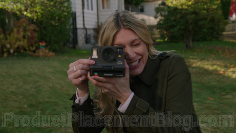 Polaroid OneStep 2 Camera in DC's Legends Of Tomorrow S05E09 Zari, Not Zari 2020 (2)