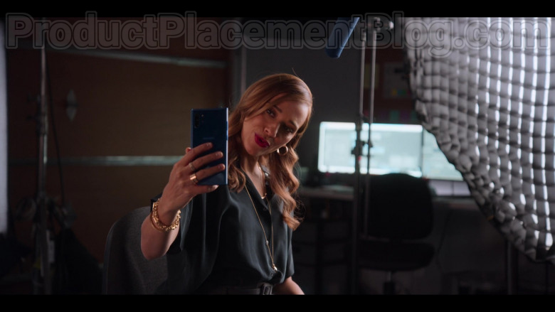 Samsung Galaxy Blue Smartphone Used by Rashida Jones as Joya Barris (2)