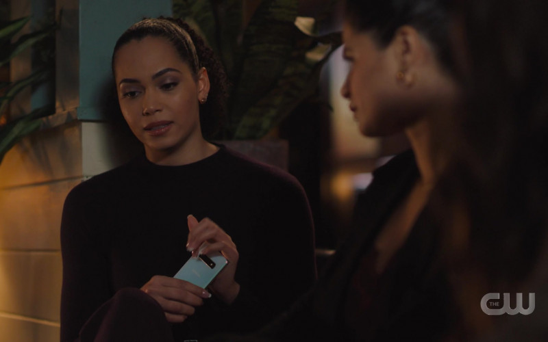 Samsung Galaxy Smartphone Held by Madeleine Mantock as Macy Vaughn in Charmed S02E16
