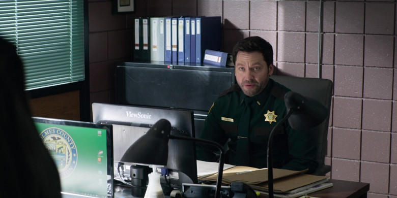 ViewSonic Monitor Used by Michael Weston as Frank Briggs Jr. in Home Before Dark S01E10