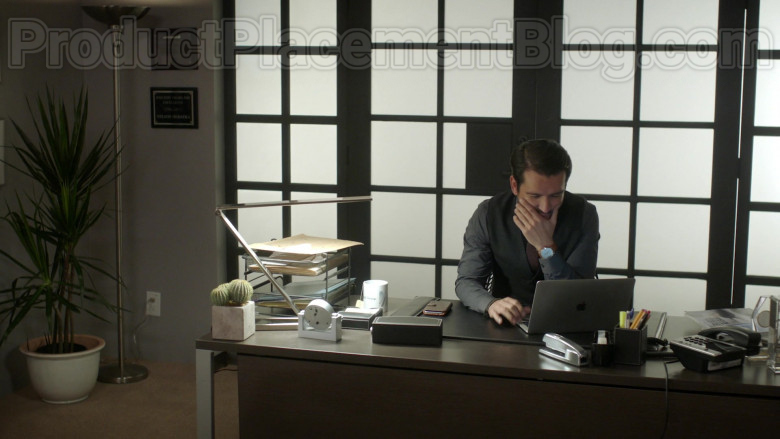 Actor Using Apple MacBook Laptop in Vida S03E06 Episode 22 2020 TV Series (1)
