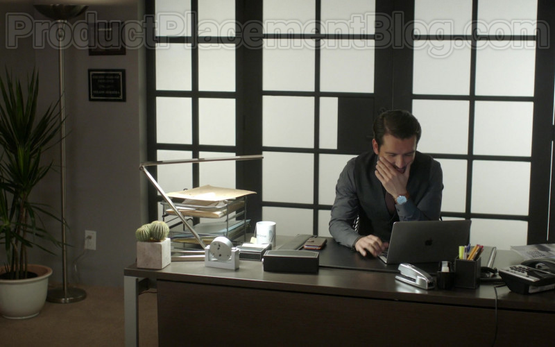 Actor Using Apple MacBook Laptop in Vida S03E06 Episode 22 2020 TV Series (1)