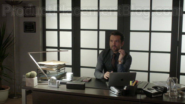 Actor Using Apple MacBook Laptop in Vida S03E06 Episode 22 2020 TV Series (2)