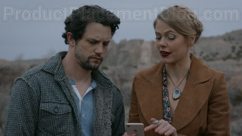 Actress Lily Cowles as Isobel Evans Using Apple iPhone Smartphone in Roswell, New Mexico S02E10 TV Show