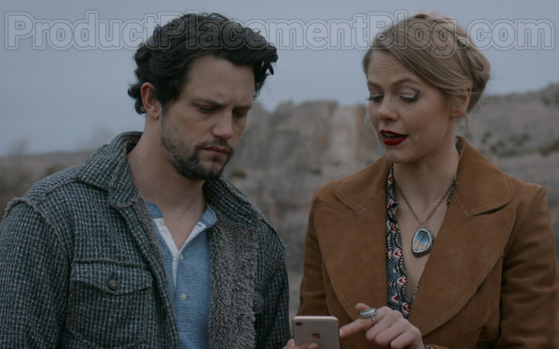 Actress Lily Cowles as Isobel Evans Using Apple iPhone Smartphone in Roswell, New Mexico S02E10 TV Show