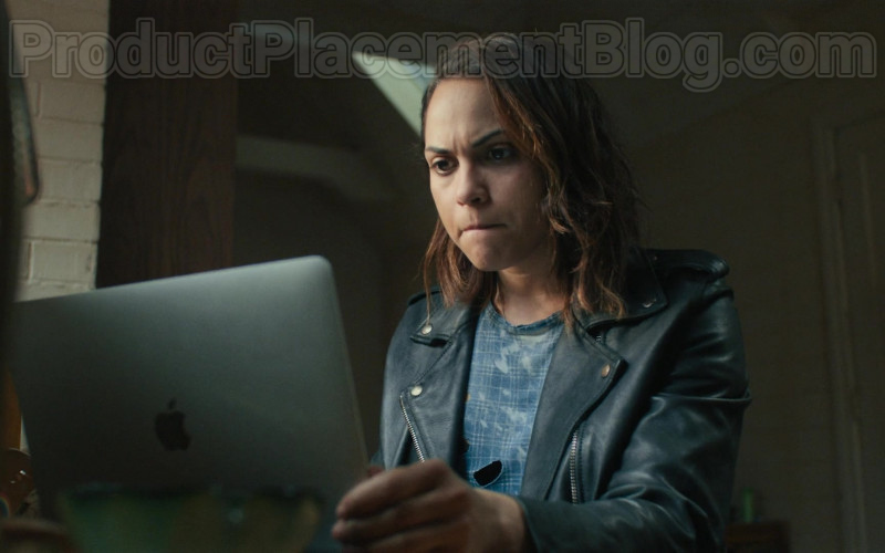 Actress Monica Raymund as Jackie Quinones Using Apple MacBook Pro Laptop in Hightown S01E02 TV Show