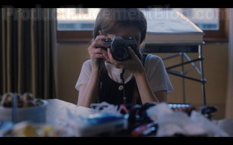 Anna Kendrick as Darby Using Canon Photography Camera in Love Life S01E02 TV Show (1)