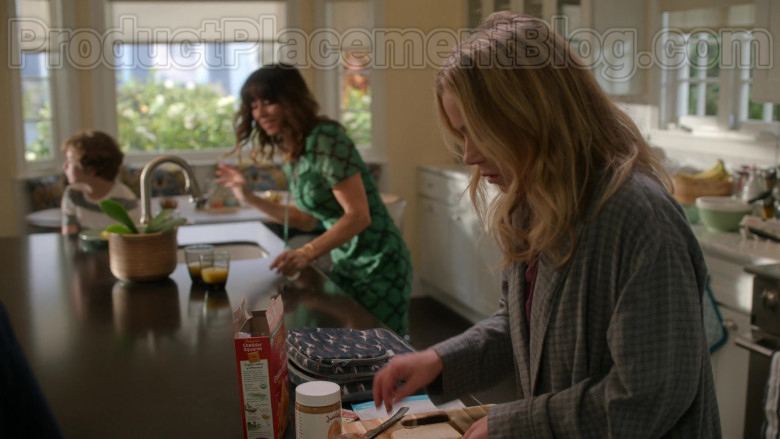 Annie’s Organic Cheddar Squares in Dead to Me S02E01 You Know What You Did (2020)