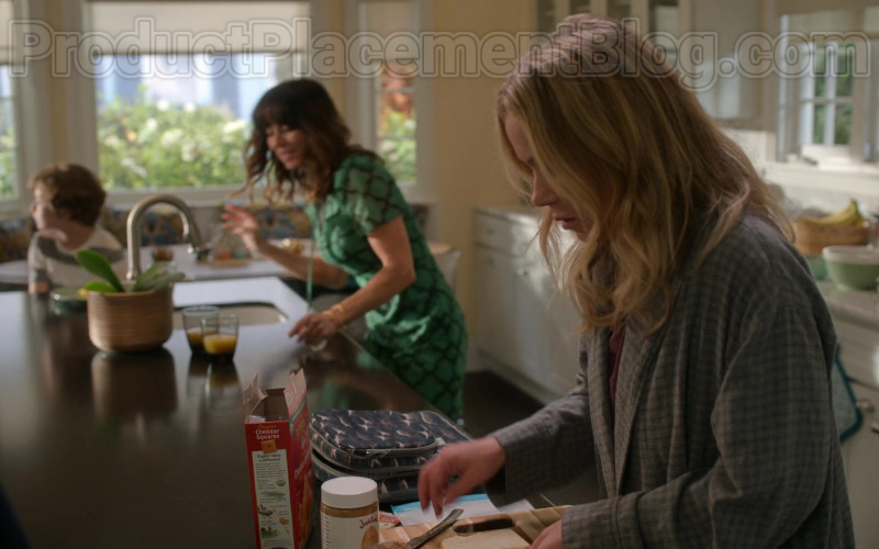 Annie's Organic Cheddar Squares in Dead to Me S02E01 You Know What You Did (2020)