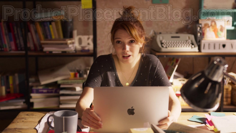 Apple MacBook Air Laptop of Diana Gómez in Valeria S01E01 (2)