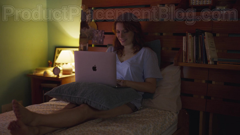 Apple MacBook Laptop Used by Diana Gómez in Valeria S01E05 Mr Champi (2020)