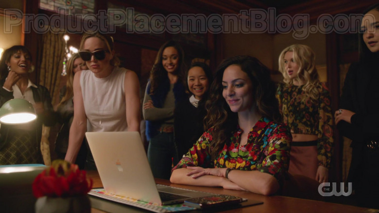 Apple MacBook Laptop in DC's Legends of Tomorrow S05E12 Freaks and Geeks (2020)