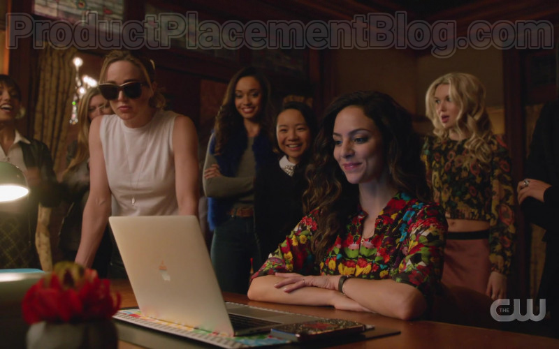 Apple MacBook Laptop in DC's Legends of Tomorrow S05E12 Freaks and Geeks (2020)