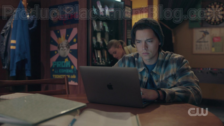 Apple MacBook Laptop of Cole Sprouse as Jughead Jones in Riverdale S04E19 Chapter Seventy-Six Killing Mr. Honey (2020)