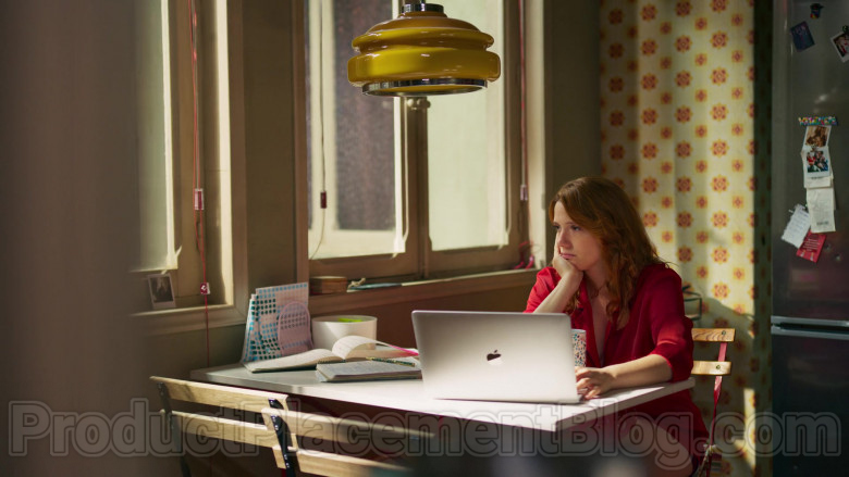 Apple MacBook Laptop of Diana Gómez in Valeria S01E07 The Package (1)