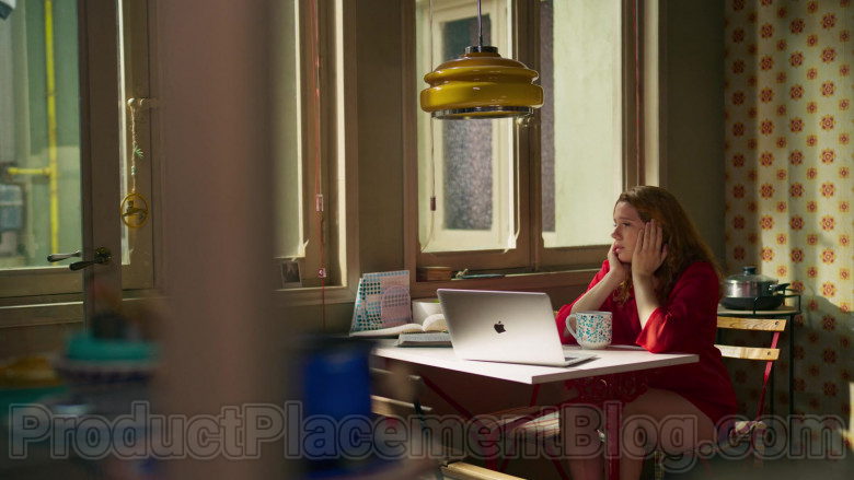 Apple MacBook Laptop of Diana Gómez in Valeria S01E07 The Package (2)