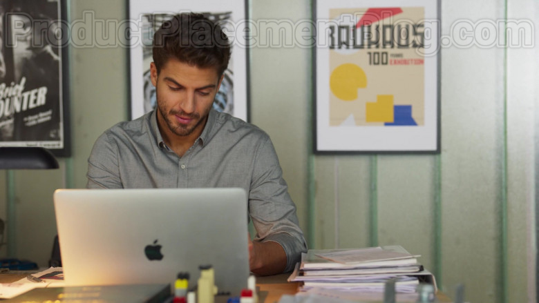 Apple MacBook Laptop of Maxi Iglesias as Víctor in Valeria S01E02 Signs (2020)