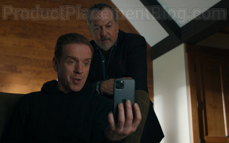 Apple iPhone 11 Pro Smartphone of Damian Lewis as Robert ‘Bobby' Axelrod in Billions S05E02